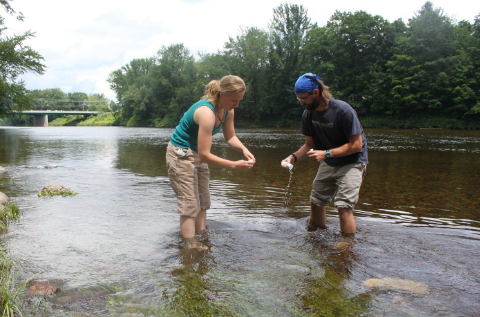 污水進(jìn)水口采樣 污水進(jìn)水口采樣